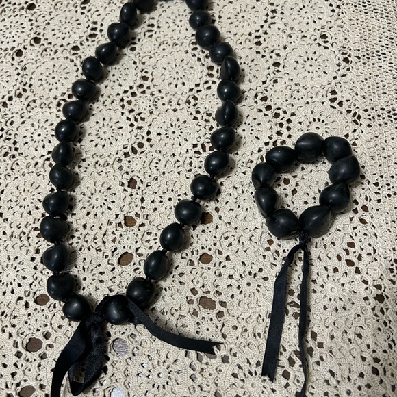 Elegant Black Beaded Necklace and Bracelet Set